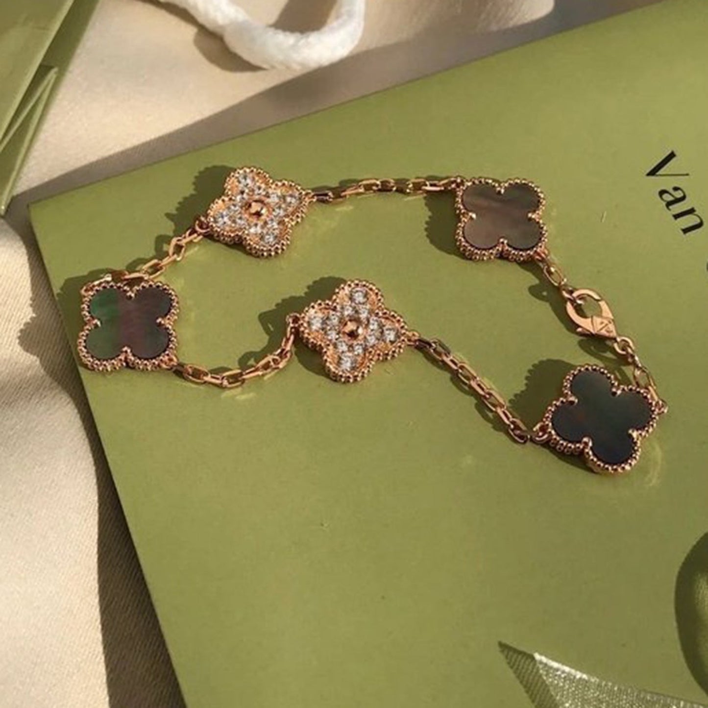 [LunaMar]LUCKY CLOVER 5-MOTIF BRACELET - GREY MOTHER-OF-PEARL COLLECTION