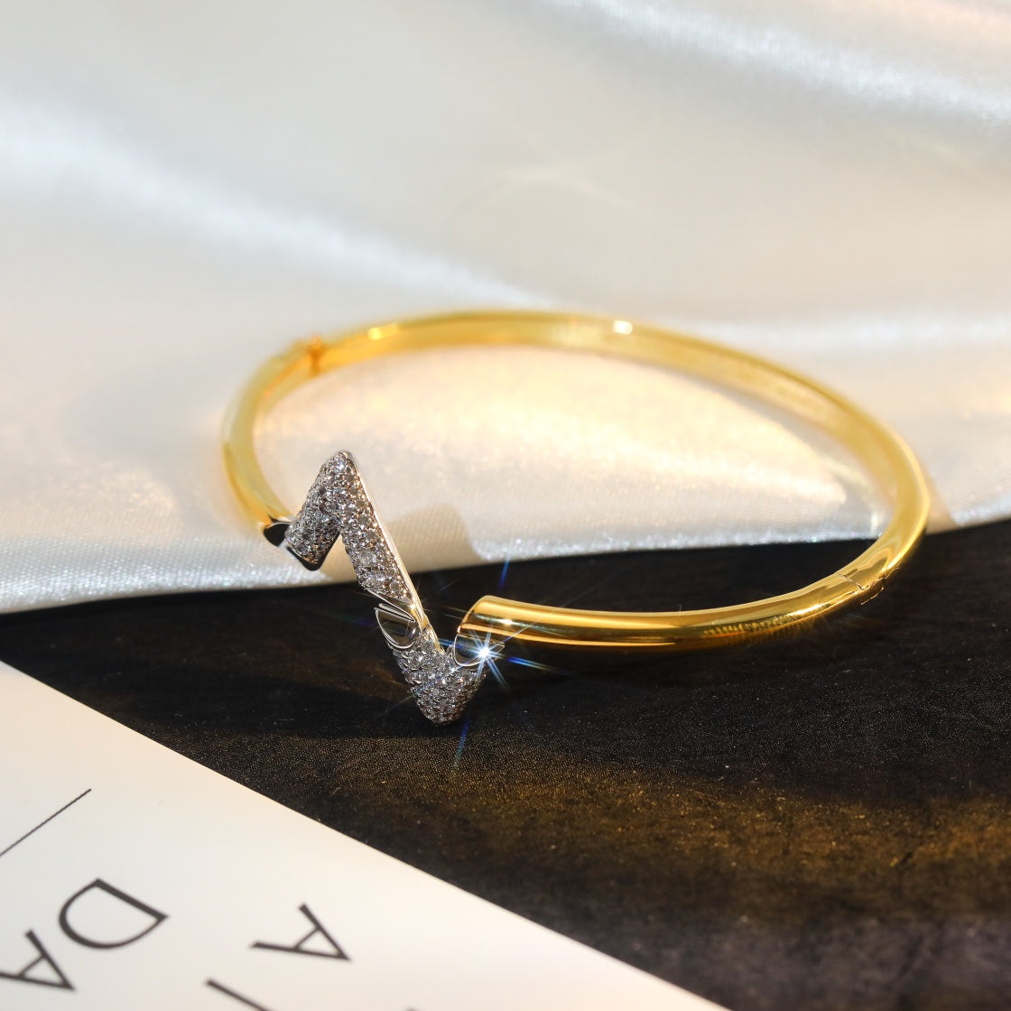 [LunaMar]VOLTE UPSITE DOWN GOLD DIAMOND BRACELET