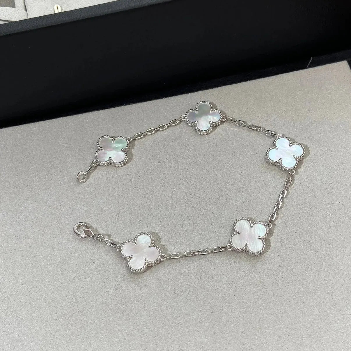 [LunaMar]LUCKY CLOVER 5-MOTIF BRACELET - WHITE MOTHER-OF-PEARL COLLECTION