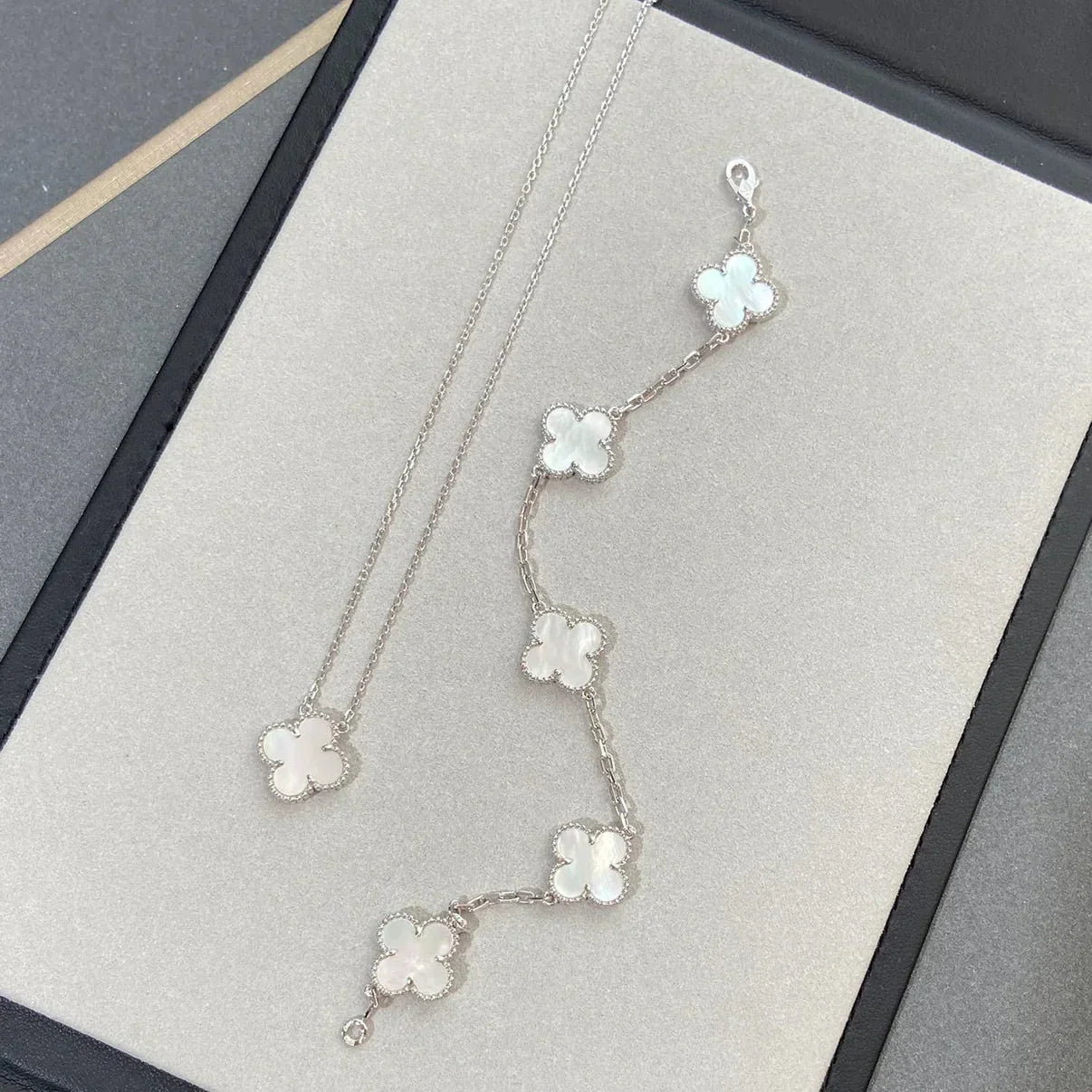 [LunaMar]LUCKY CLOVER 5-MOTIF BRACELET - WHITE MOTHER-OF-PEARL COLLECTION