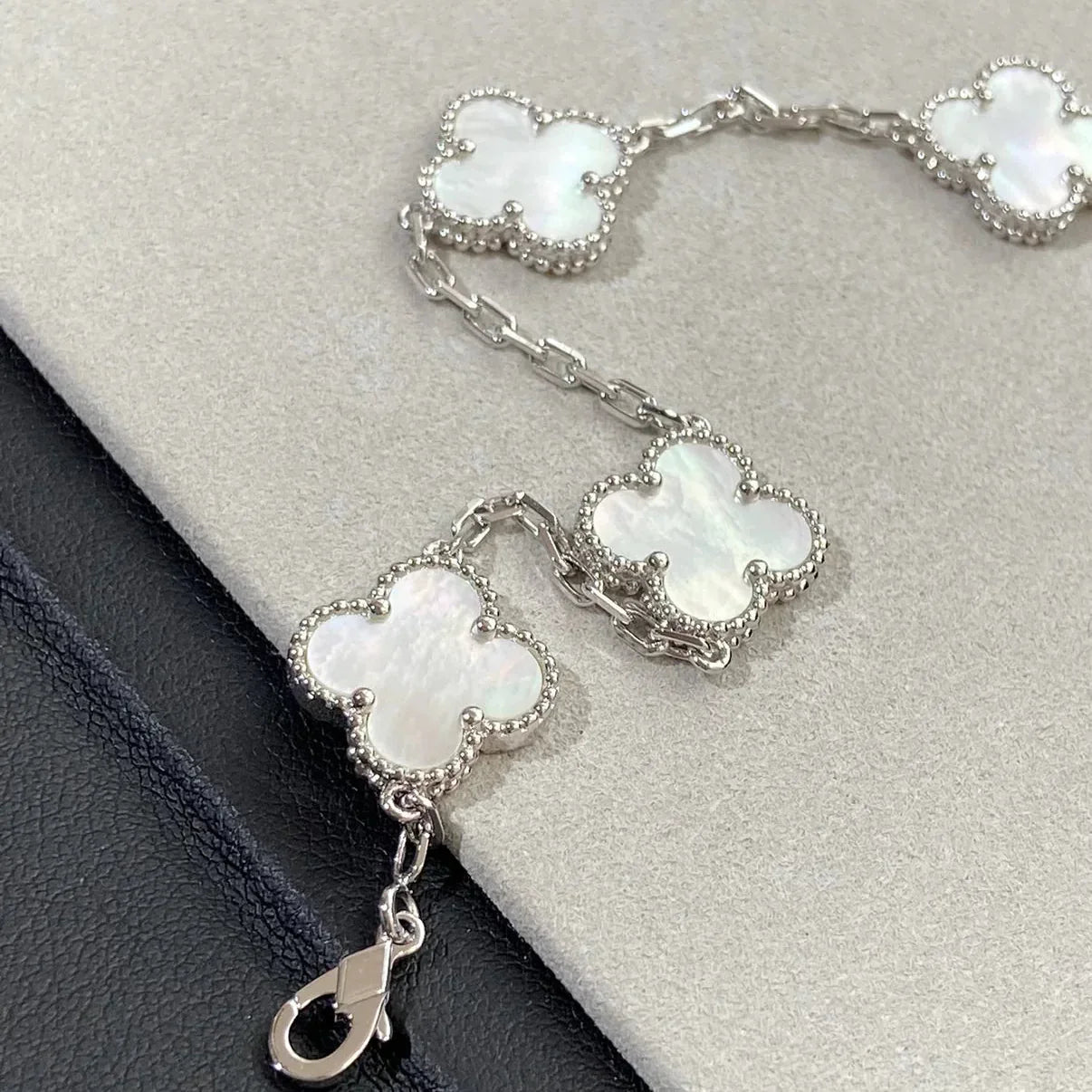 [LunaMar]LUCKY CLOVER 5-MOTIF BRACELET - WHITE MOTHER-OF-PEARL COLLECTION