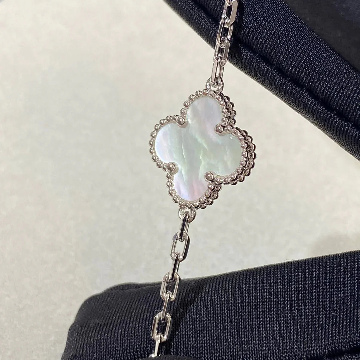 [LunaMar]LUCKY CLOVER 5-MOTIF BRACELET - WHITE MOTHER-OF-PEARL COLLECTION
