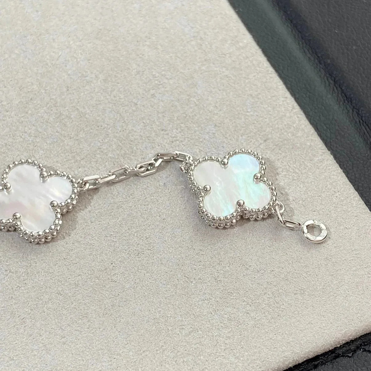 [LunaMar]LUCKY CLOVER 5-MOTIF BRACELET - WHITE MOTHER-OF-PEARL COLLECTION