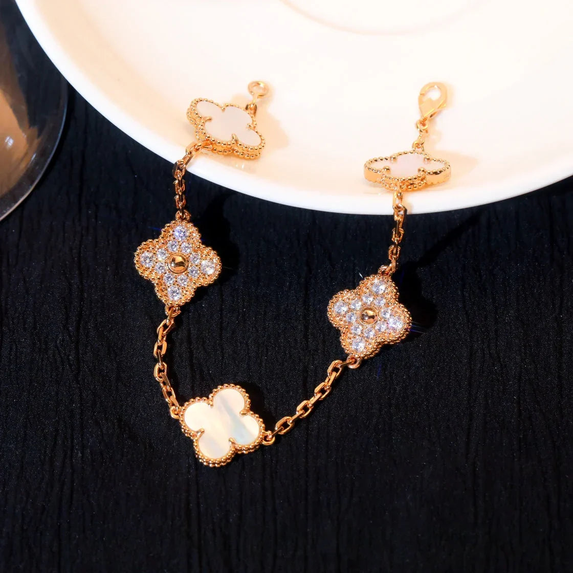 [LunaMar]LUCKY CLOVER 5-MOTIF BRACELET - WHITE MOTHER-OF-PEARL COLLECTION
