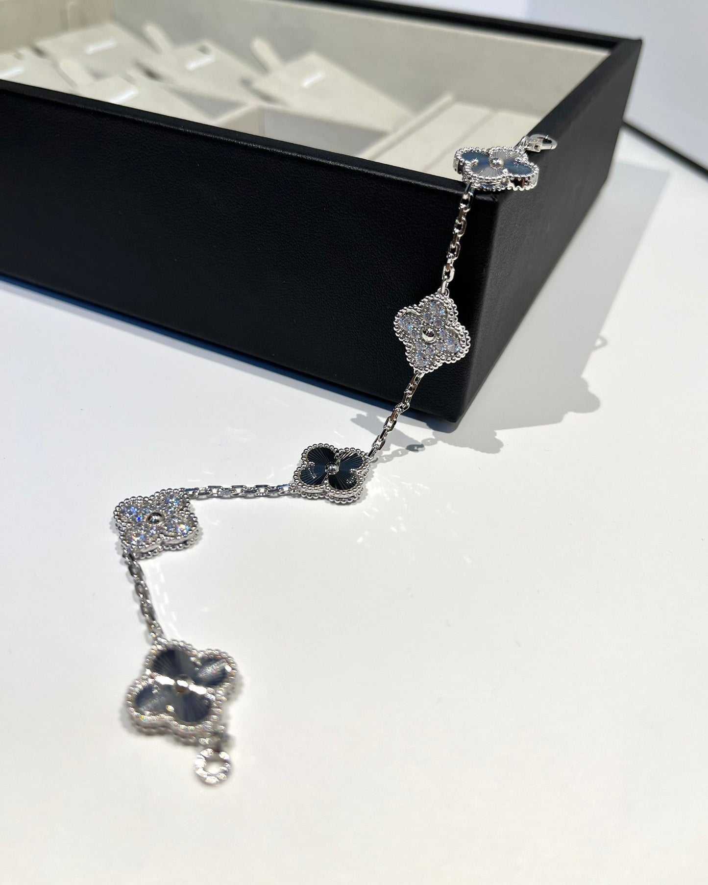 [LunaMar]LUCKY CLOVER 5-MOTIF BRACELET - LASER COLLECTION