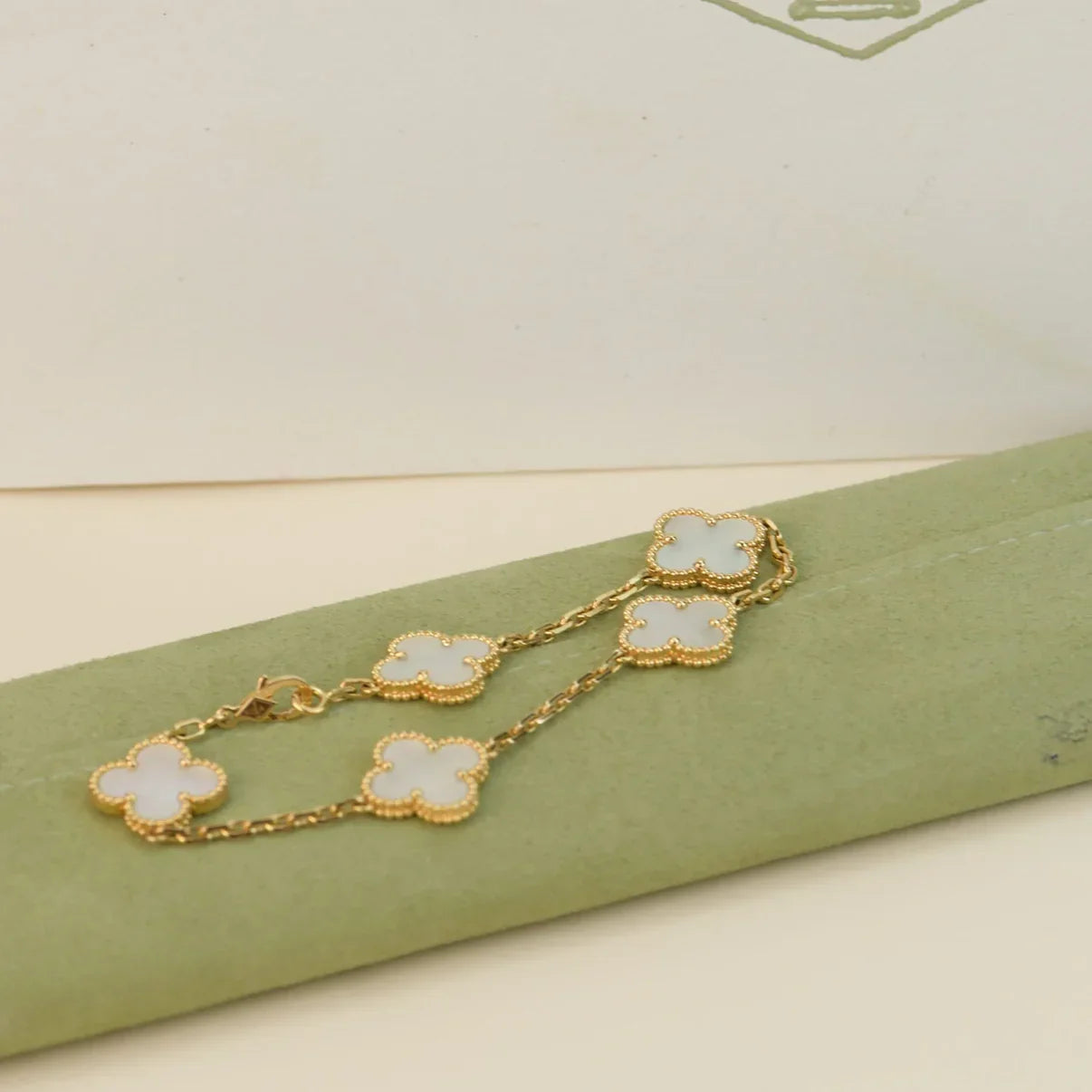 [LunaMar]LUCKY CLOVER 5-MOTIF BRACELET - WHITE MOTHER-OF-PEARL COLLECTION