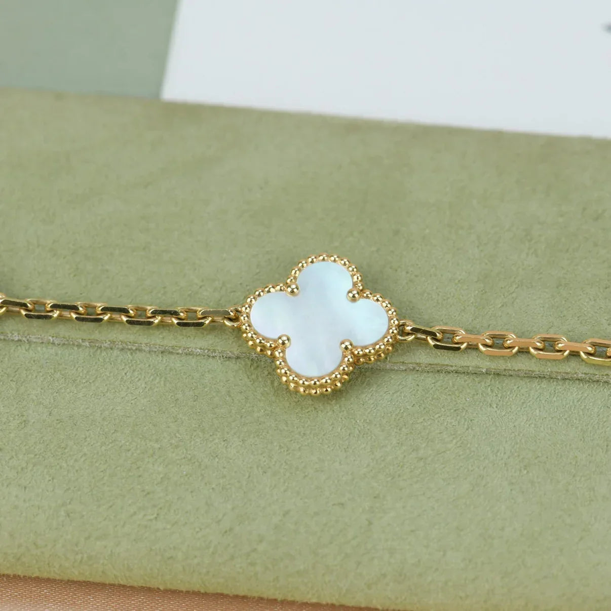 [LunaMar]LUCKY CLOVER 5-MOTIF BRACELET - WHITE MOTHER-OF-PEARL COLLECTION