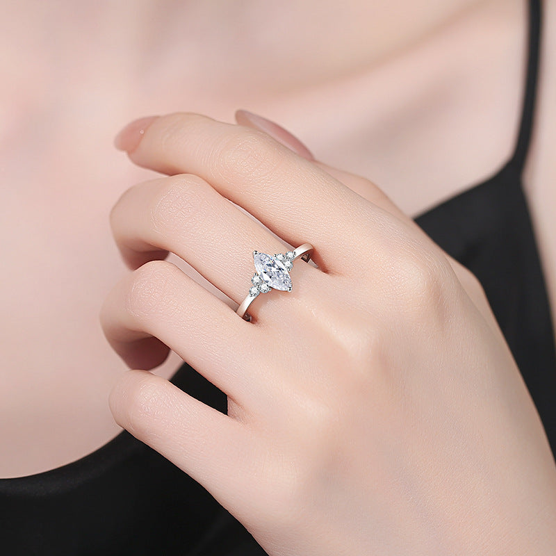 [LunaMar]ELEGANT MARQUISE CUT MOISSANITE RING WITH SIDE ACCENTS