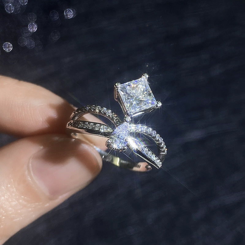 [LunaMar]ELEGANT DOUBLE-TWISTED MOISSANITE RING