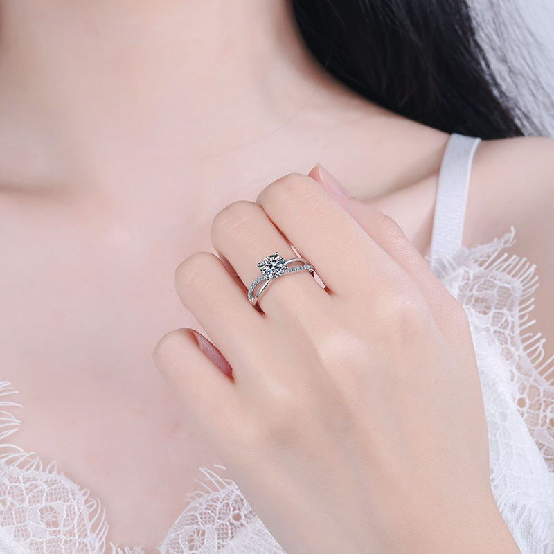 [LunaMar]ELEGANT 4-PRONG CROSSOVER MOISSANITE ENGAGEMENT RING