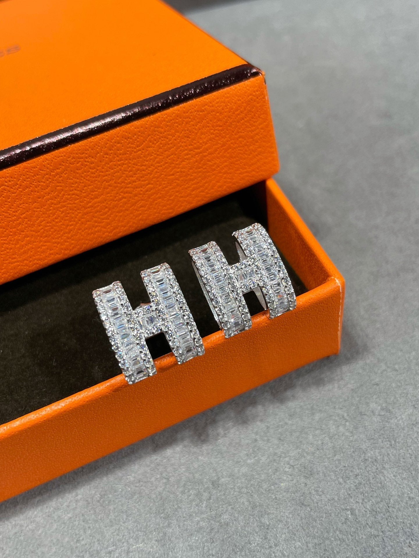 [LunaMar]H STUD EARRINGS WITH SILVER DIAMONDS