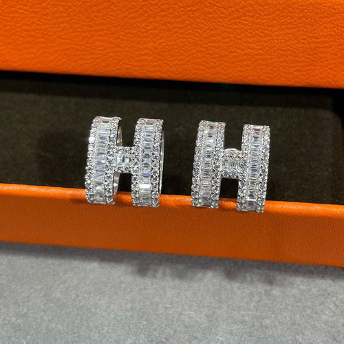 [LunaMar]H STUD EARRINGS WITH SILVER DIAMONDS