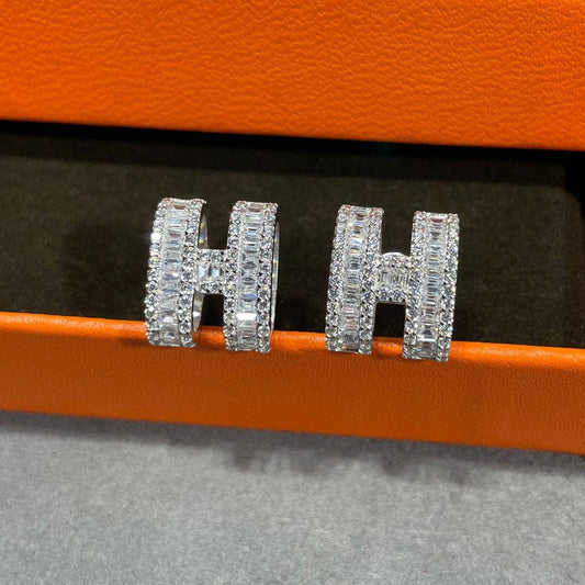 [LunaMar]H STUD EARRINGS WITH SILVER DIAMONDS