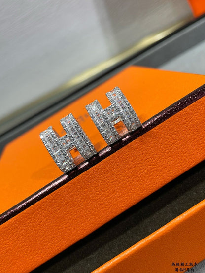 [LunaMar]H STUD EARRINGS WITH SILVER DIAMONDS