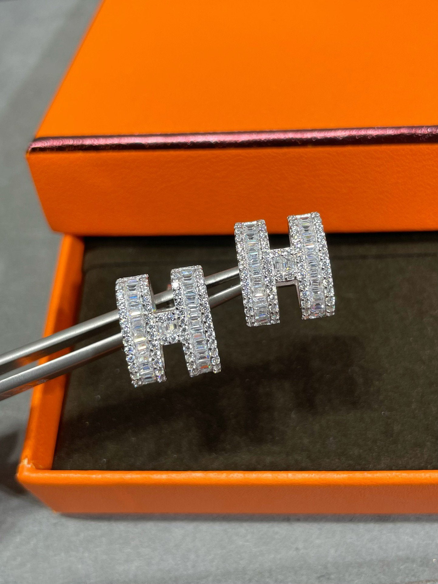 [LunaMar]H STUD EARRINGS WITH SILVER DIAMONDS