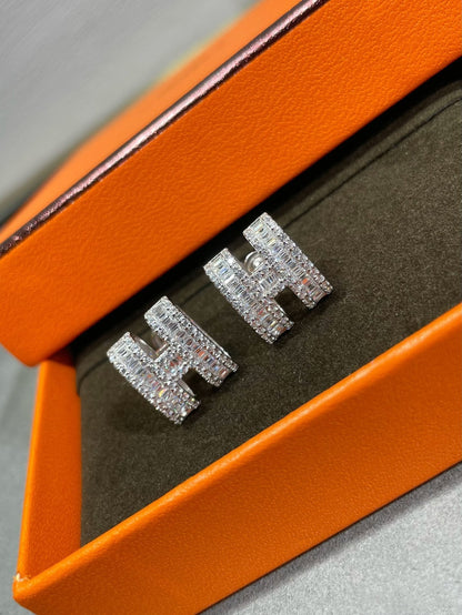 [LunaMar]H STUD EARRINGS WITH SILVER DIAMONDS