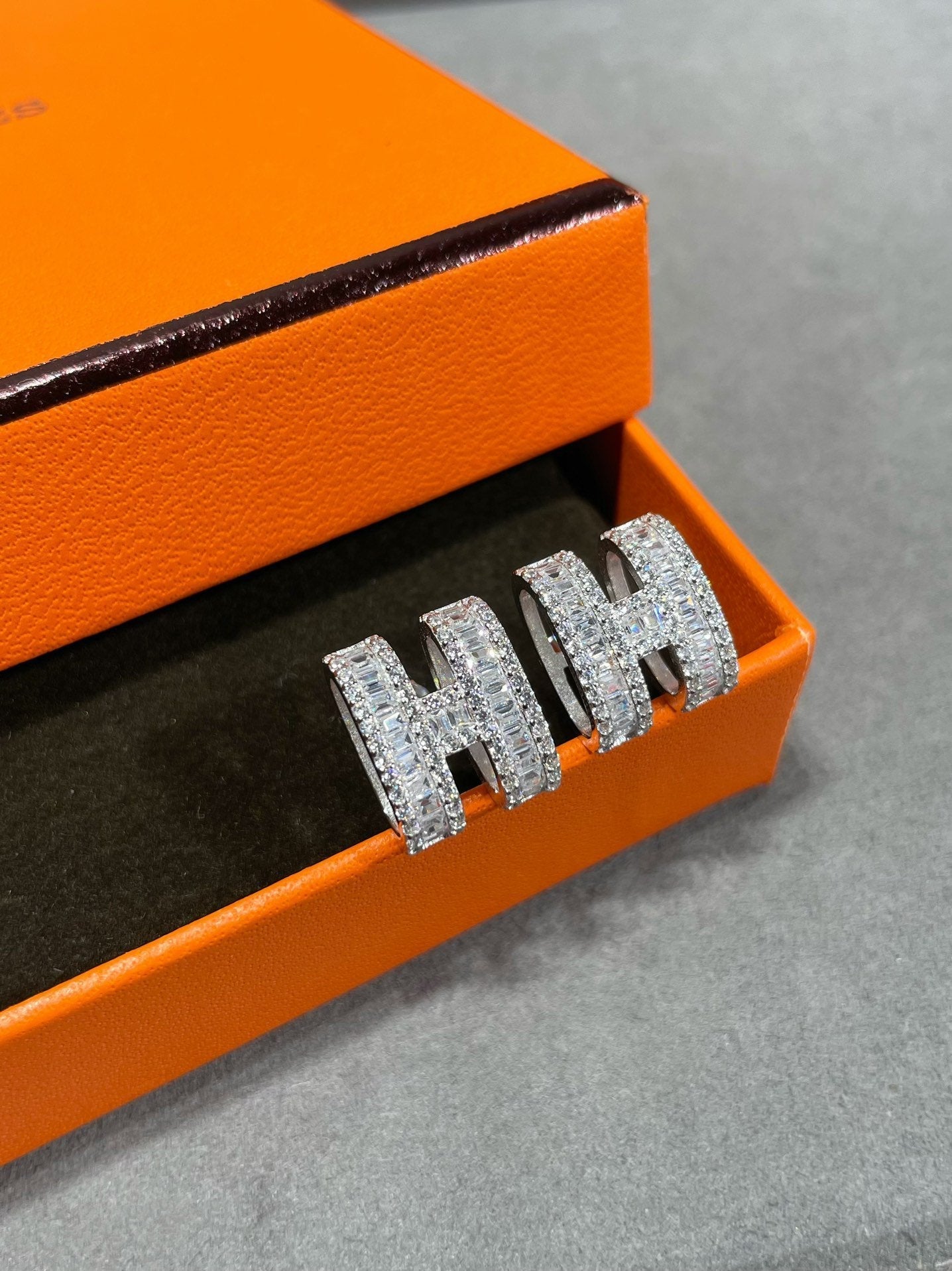 [LunaMar]H STUD EARRINGS WITH SILVER DIAMONDS