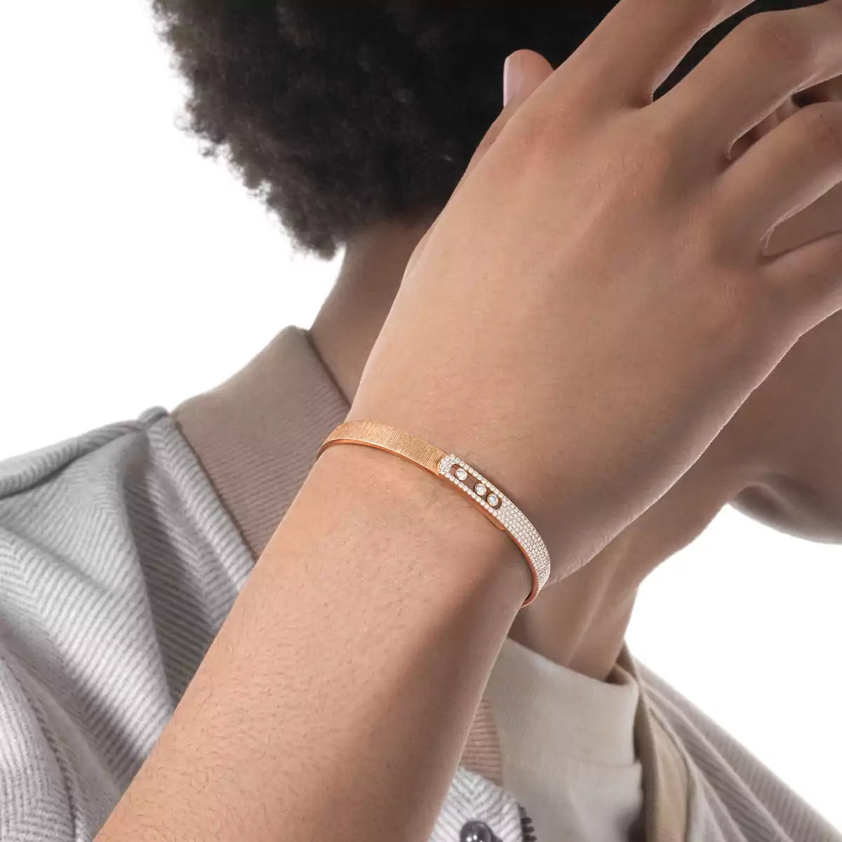[LunaMar]MOVE NOA CISELÉ HALF-PAVÉ DIAMOND BANGLE BRACELET