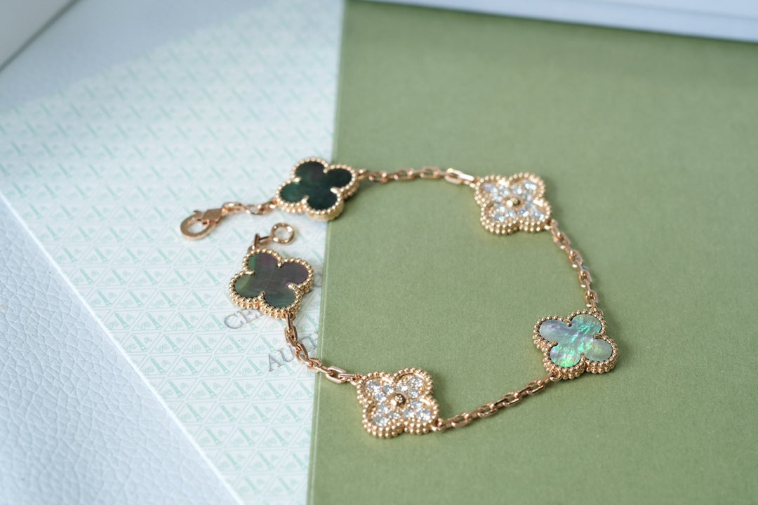 [LunaMar]LUCKY CLOVER 5-MOTIF BRACELET - GREY MOTHER-OF-PEARL COLLECTION