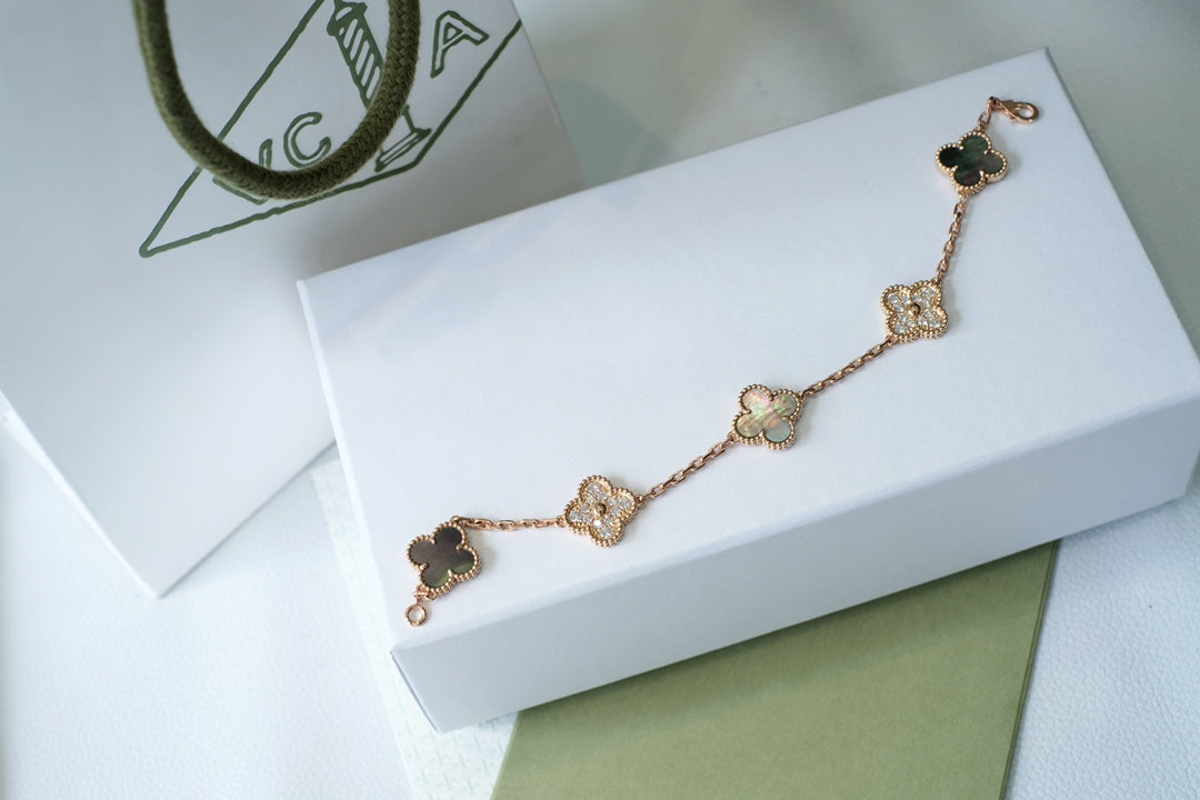 [LunaMar]LUCKY CLOVER 5-MOTIF BRACELET - GREY MOTHER-OF-PEARL COLLECTION
