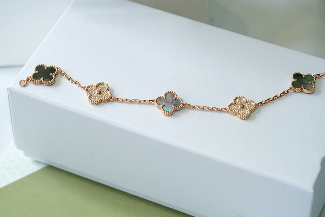 [LunaMar]LUCKY CLOVER 5-MOTIF BRACELET - GREY MOTHER-OF-PEARL COLLECTION
