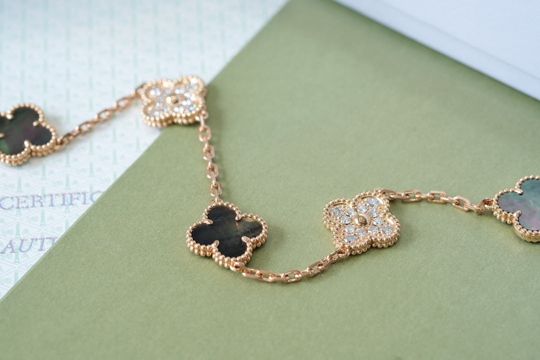 [LunaMar]LUCKY CLOVER 5-MOTIF BRACELET - GREY MOTHER-OF-PEARL COLLECTION