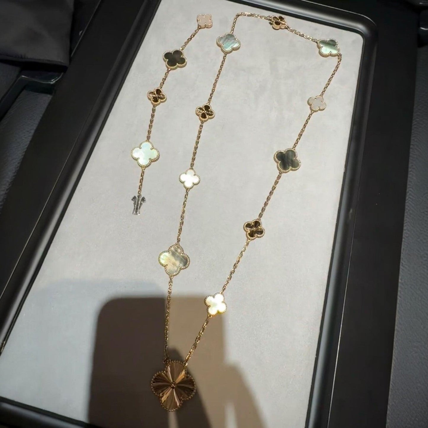 [LunaMar]DETACHABLE 15-MOTIF CLOVER STATEMENT SET - GREY MOTHER-OF-PEARL & LASER