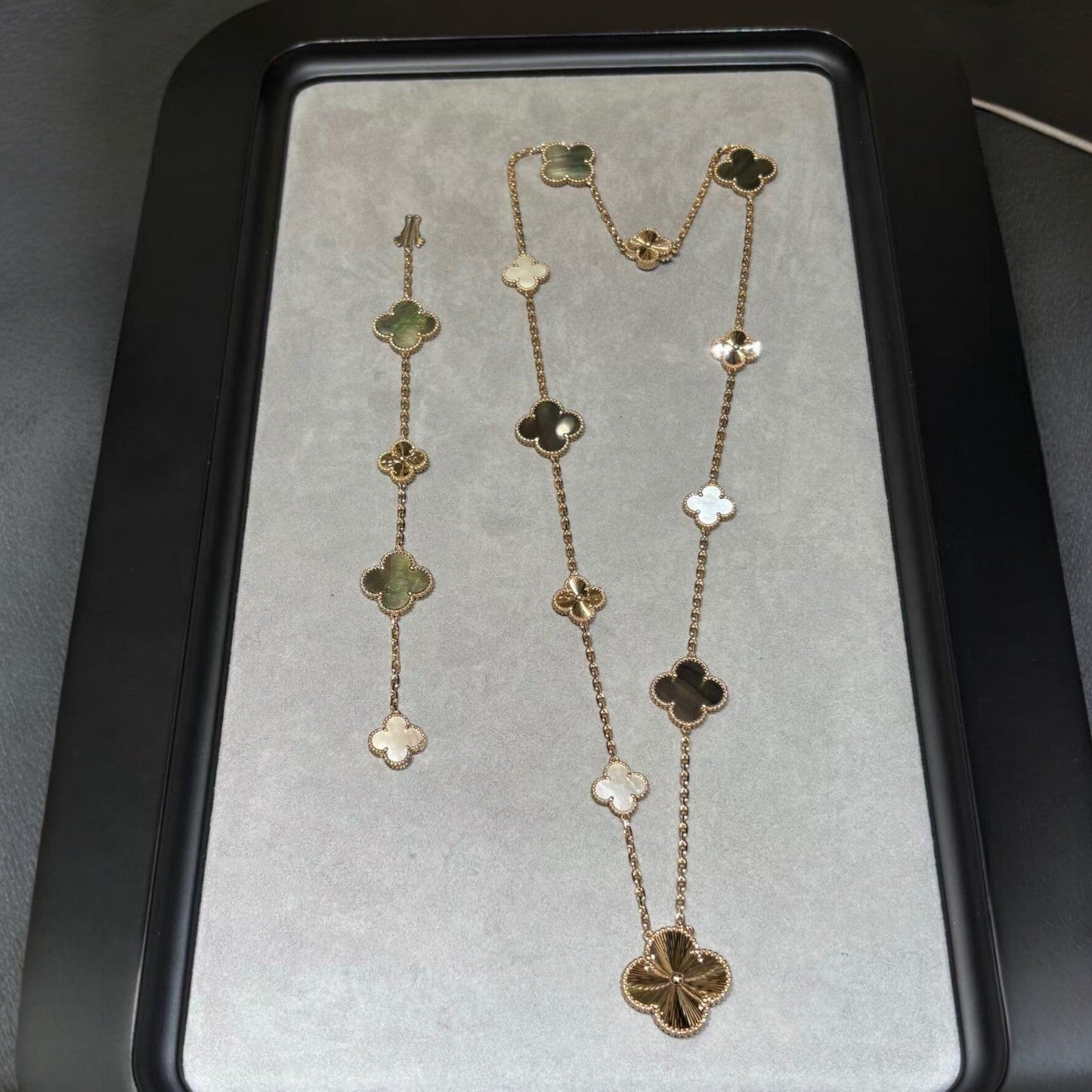 [LunaMar]DETACHABLE 15-MOTIF CLOVER STATEMENT SET - GREY MOTHER-OF-PEARL & LASER