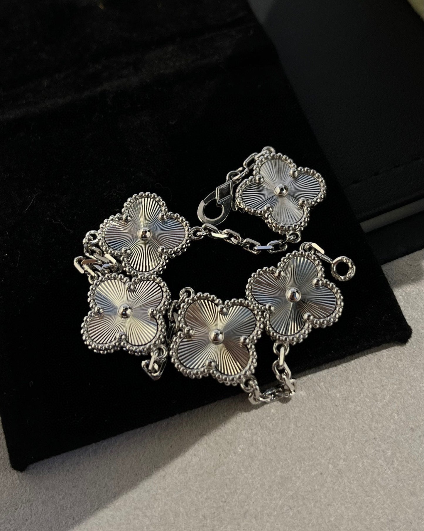 [LunaMar]LUCKY CLOVER 5-MOTIF BRACELET - LASER COLLECTION