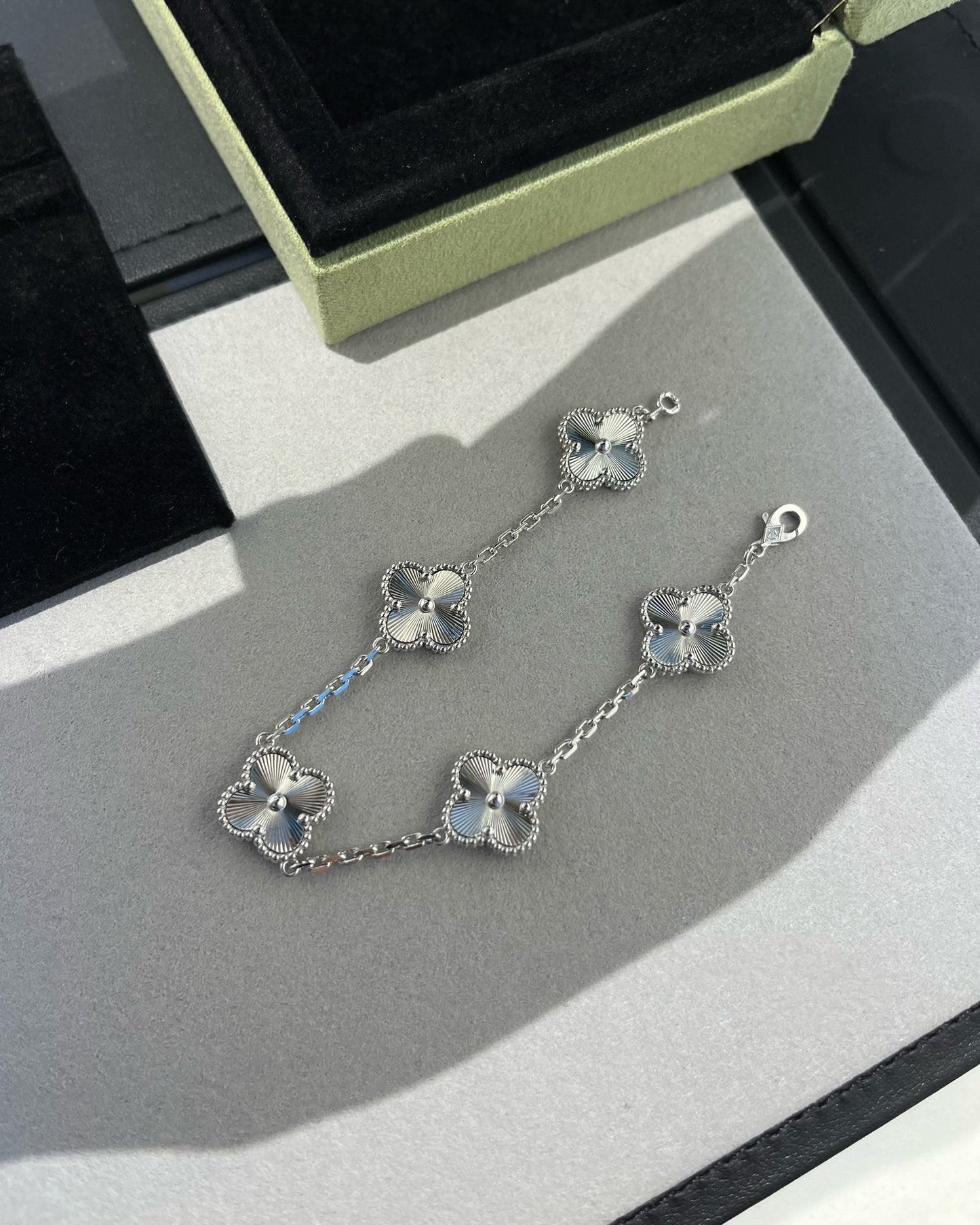 [LunaMar]LUCKY CLOVER 5-MOTIF BRACELET - LASER COLLECTION